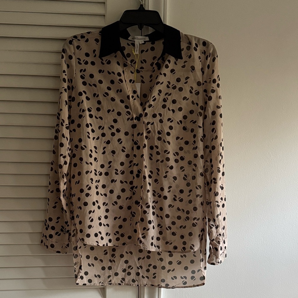 BCBG NEW WITH TAGS Cream Print Button-Up Blouse with Black Collar